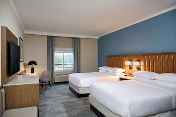 Deluxe Room, 2 Queen Beds, Accessible, Bathtub