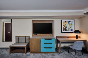 Deluxe Room, 1 King Bed, Accessible (Roll-In Shower)