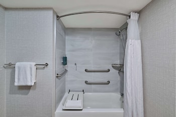 Deluxe Room, 2 Queen Beds, Accessible, Bathtub