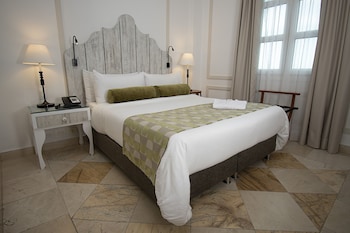 1 Queen Bed
