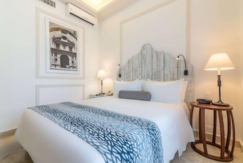 1 Queen Bed