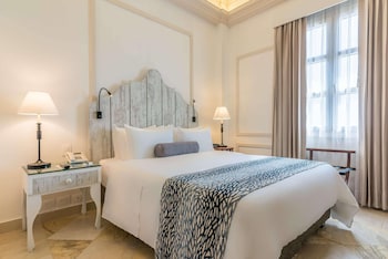 1 Queen Bed