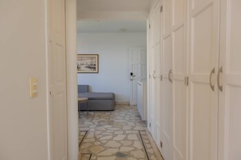 1 King Bed, Junior Suite.