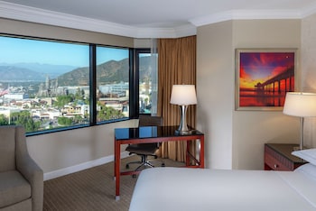 Executive Room, 1 King Bed with Sofa bed, Corner (Universal View)