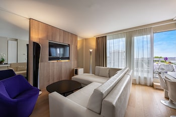 Ambassador Suite Lake View  with Terrace