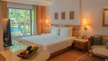 Deluxe Room, 1 King Bed, Pool View