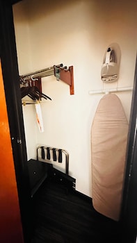 Standard Room, 1 King Bed, Non Smoking, Poolside