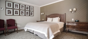 Deluxe Room, 1 King Bed, Mobility Accessible, Courtyard View