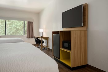 Standard Room, 2 Queen Beds, Smoking