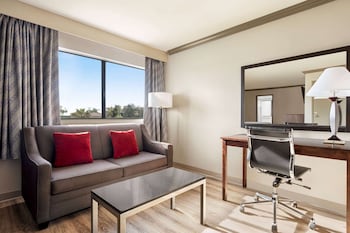Suite, 1 King Bed, Non Smoking (One-Bedroom)