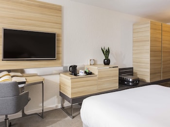 Executive Room, 1 Queen Bed with Sofa bed