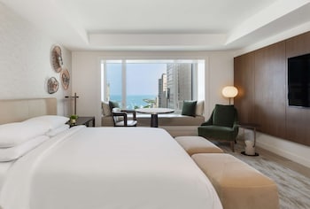 Deluxe Room, 1 King Bed, Lake View