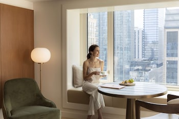 Deluxe Room, 1 King Bed, City View