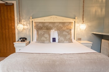 Double Room (Feature)