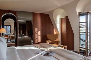 Suite, Lake View