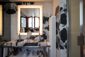 Room, Lake View