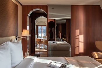 Suite, Lake View