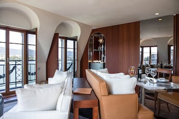 Suite, Lake View