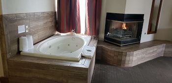 Suite, 1 King Bed, Non Smoking, Jetted Tub (2nd Floor)