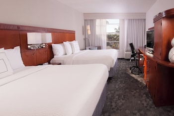 Room, 2 Queen Beds, Hearing Accessible (Accessible Bathtub)