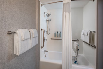Room, 2 Queen Beds, Hearing Accessible (Accessible Bathtub)