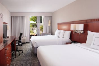 Room, 2 Queen Beds, Poolside