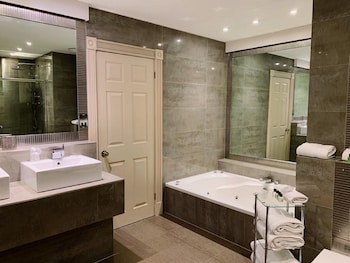 Cliff Suite