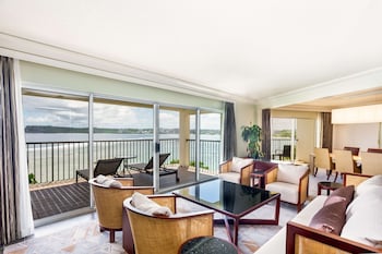 Tasi Executive Suite with Lounge Access