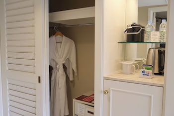 Room, 1 King Bed, Accessible (Roll-in Shower)