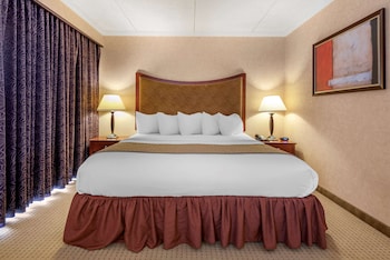 Suite, 1 King Bed, Hot Tub, River View (with Sofabed)