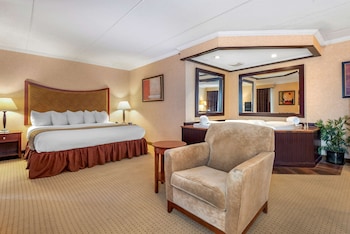Suite, 1 King Bed, Hot Tub, River View (with Sofabed)