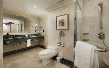 Deluxe Suite, 1 King Bed, City View