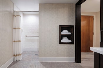 Executive Room, 1 King Bed with Sofa bed, Tower (Mobility/Hearing Access, Roll-In Shwr)