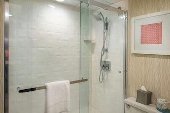 Executive Room, 1 King Bed with Sofa bed, Tower (Mobility Accessible, Roll-in Shower)