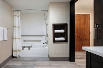 Executive Room, 1 King Bed with Sofa bed, Tower (Mobility/Hearing Accessible, Tub)