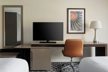 Executive Room, 1 King Bed with Sofa bed, Tower (Mobility Accessible, Tub)