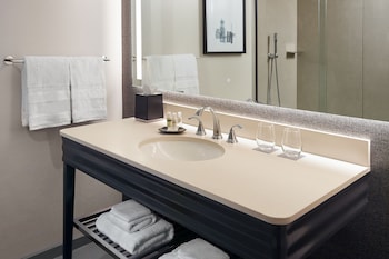 Traditional Room, 1 King Bed (Mobility/Hearing Accessible, Tub)