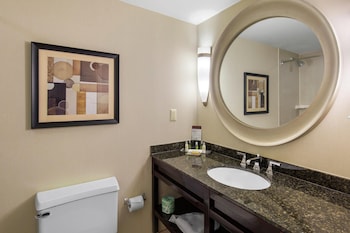 Deluxe Room, 1 Queen Bed, Accessible, Bathtub (Mobility)