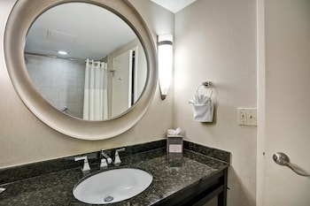 Deluxe Room, 1 Queen Bed, Accessible, Bathtub (Mobility)
