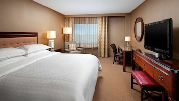 Executive Room, 1 King Bed, Mobility Accessible, Non Smoking (Bathtub w/ Grab Bars)