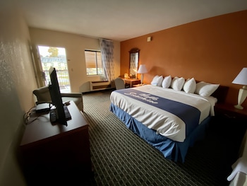 Suite, 1 King Bed, Smoking