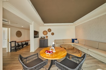 Suite, Ocean View (Preferred Club, 2 Adults + 1 Child)