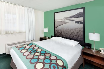 Deluxe Suite, 1 Queen Bed, Non Smoking (One Bedroom, 1st Floor, Exterior)