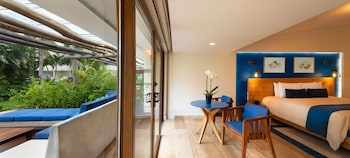 Premium Room, 1 King Bed, Pool Access