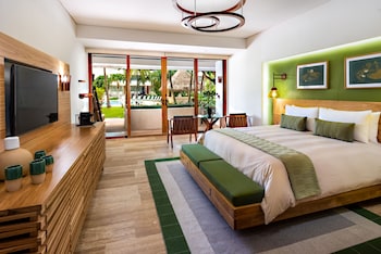 Premium Room, 1 King Bed, Pool Access