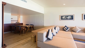 Suite, 1 King Bed (Reef, Beach Access)