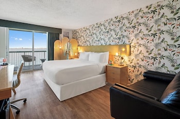 Deluxe Room, 1 King Bed, Balcony (Bayfront)