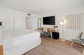 Superior Room, 1 King Bed, Balcony