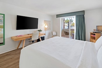 Superior Room, 1 King Bed, Balcony