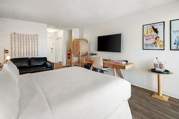 Deluxe Room, 1 King Bed, Balcony (Bayfront)